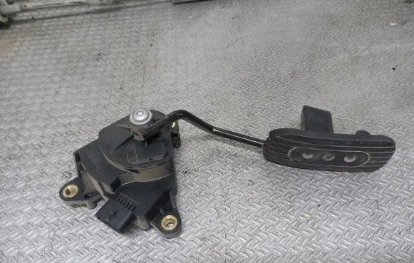 Nissan Note (E11) Accelerator throttle pedal 18002AX700