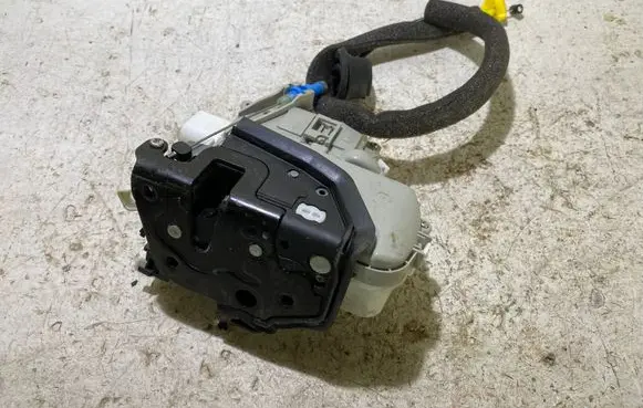 Audi Q3 8U Front door lock 8J2837016E