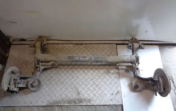 Opel Meriva B Rear axle beam 