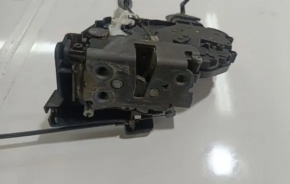 Volvo V50 Front door lock 30699787