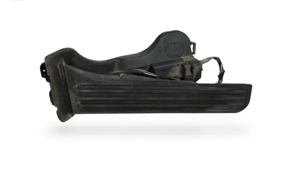 Accelerator throttle pedal