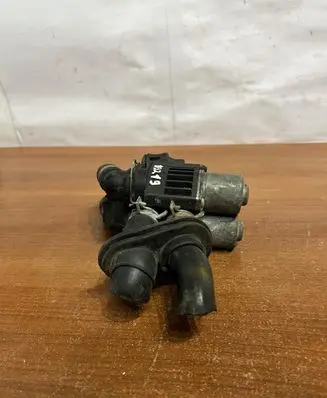Mercedes-Benz E W210 Coolant heater control valve 0235451628 D3219