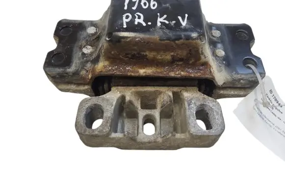 Volkswagen Caddy Engine mount bracket