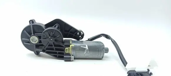 Mercedes-Benz C W204 Seat adjustment motor 0390203369 825843694