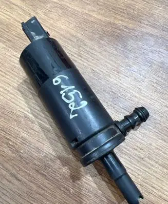 BMW 7 E38 Headlight washer pump 8377613 577863 031104