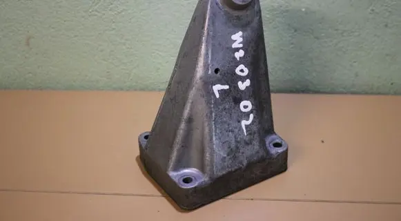 Mercedes-Benz C W203 Engine mounting bracket A6112230804