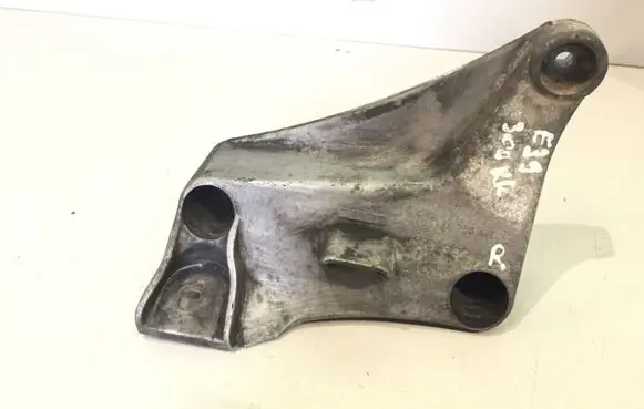 BMW 5 E39 Engine mounting bracket 6750441