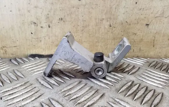 Volkswagen PASSAT B8 Front door lower hinge 8X0831404E 8X4833406A