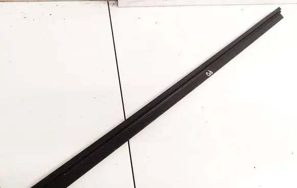 Skoda Octavia Mk2 (1Z) Front door glass trim molding 1Z0837479A