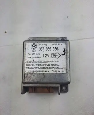 Volkswagen PASSAT B4 Airbag control unit/module 357959656 5WK40758391