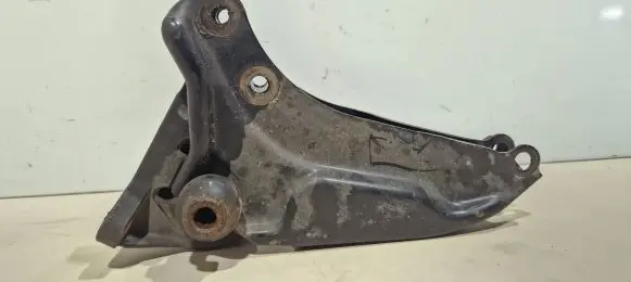 Honda FR-V Engine mounting bracket S7CMT