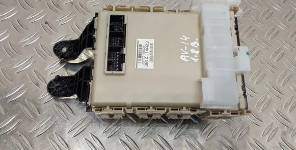 Toyota Avensis T270 Fuse module 8273005D20 391414A03