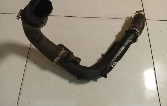 Volkswagen PASSAT B7 Intercooler hose/pipe 1K0145834