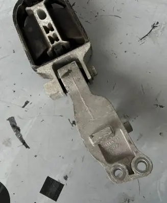 Engine mounting bracket