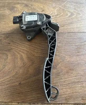 Accelerator throttle pedal