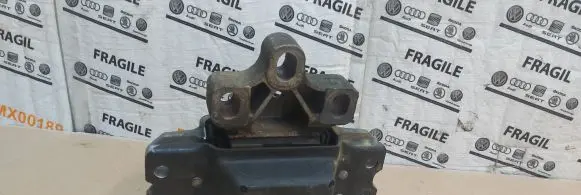 Volkswagen PASSAT B6 Engine mount bracket 3C0199555
