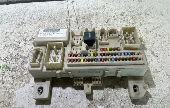Ford Focus Fuse module 97RA012018 30S51909432Q 97RA000001