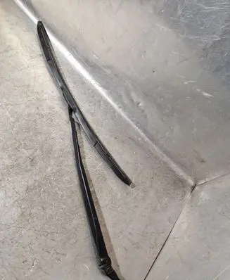 Windshield/front glass wiper blade
