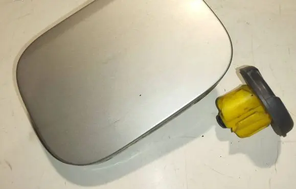 Mercedes-Benz C AMG W203 Fuel tank cap A2035840738