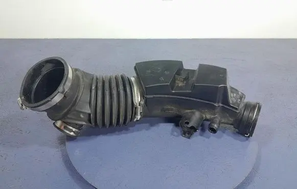 BMW X3 E83 Air intake hose/pipe 8663614