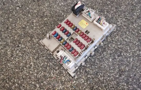 Nissan Primera Fuse module 24350AV700