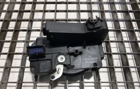 Opel Vivaro Front door lock 8200008248