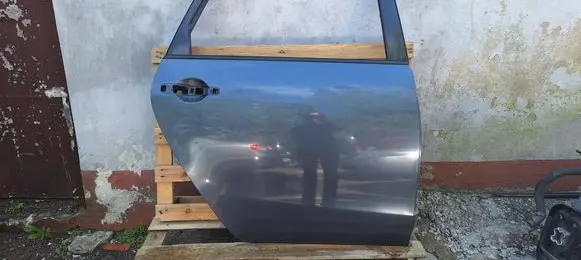 Mitsubishi Grandis Rear door
