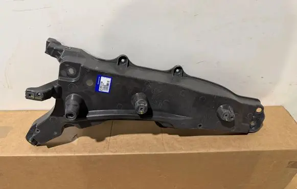 Volvo XC90 Fender mounting bracket 31391778