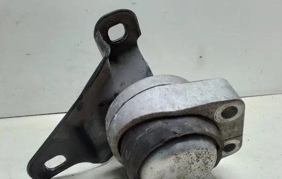 Ford Mondeo Mk III Engine mount bracket 1S716F012