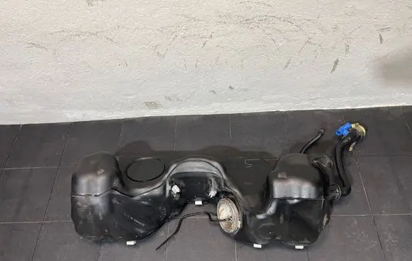 BMW Z4 E85 E86 Fuel tank 6757920 8731FAF