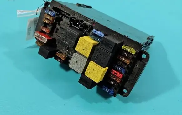 Mercedes-Benz C W203 Fuse box set 2039060005 IMPRK1552695