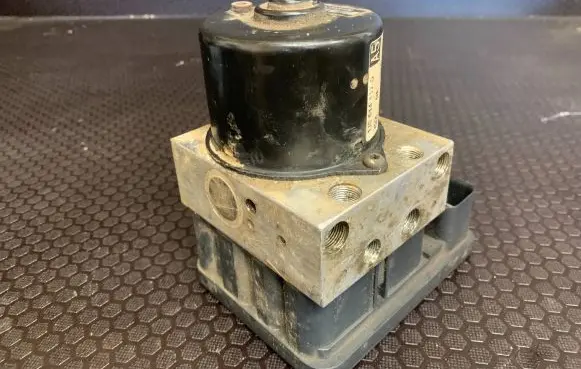 Volkswagen PASSAT B5 ABS Pump 1C0907379L 00001964D0 10096003343