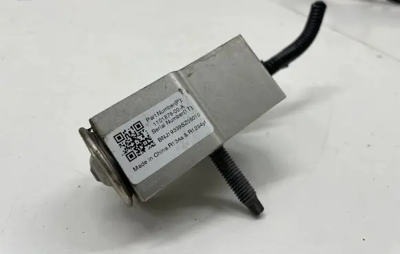 Tesla Model 3 Air conditioning (A/C) expansion valve 110187800A