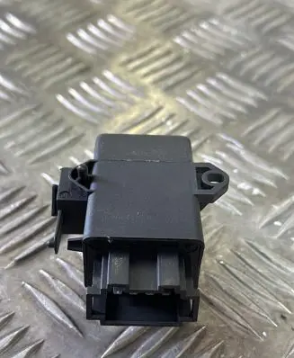 Volkswagen Polo VI Seat heating relay 2Q0959772