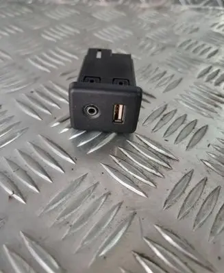 Opel Insignia A USB socket connector 13506014