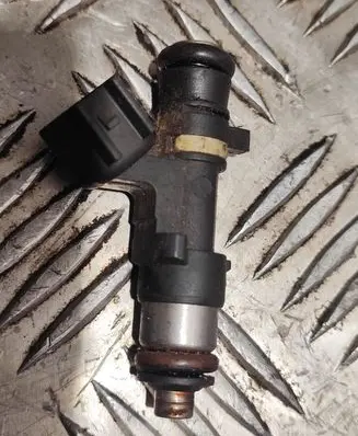 Volvo S80 Fuel injector 30757534
