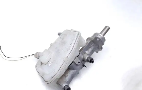 Renault Trafic III (X82) Master brake cylinder 460910323R 93868495