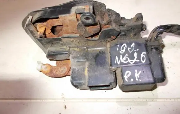 Mazda 626 Front door lock 1528007001