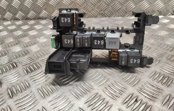 Audi Q7 4L Relay mounting block 4L1937503