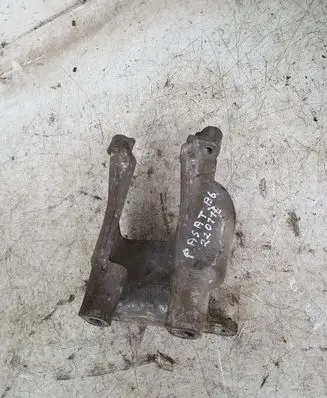 Volkswagen PASSAT B6 Engine mounting bracket