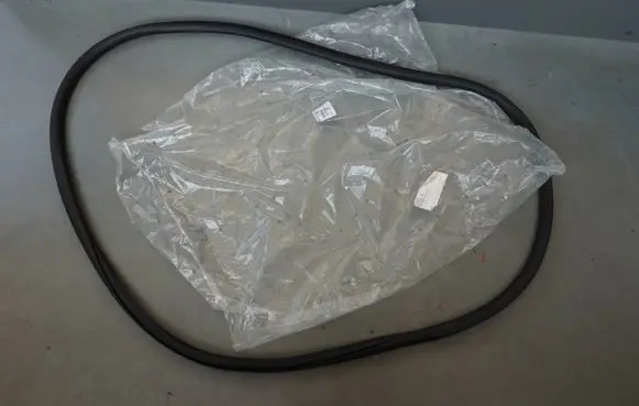 Opel Corsa F Front door rubber seal 9823214980