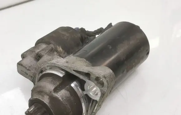 Volkswagen PASSAT B6 Starter motor 0001123012