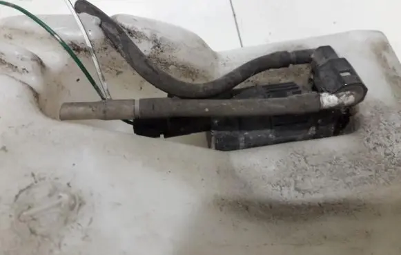Nissan Almera N16 Windscreen/windshield washer pump 7700430702