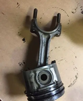 KIA Carnival Piston with connecting rod