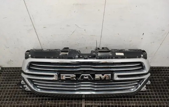 Dodge RAM 1500 DS Front bumper upper radiator grill 68366528AH P68366528AH