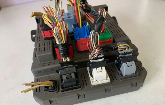 Peugeot 607 Fuse module 9651041480