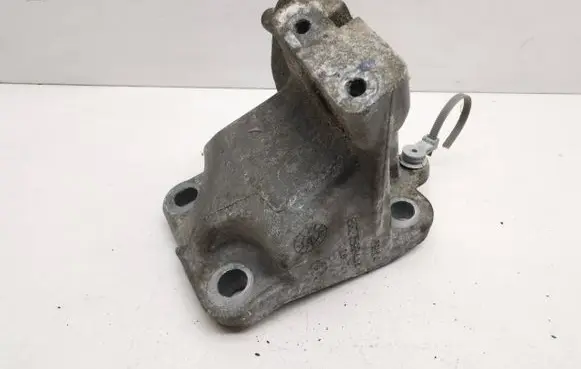 Dodge Durango Engine mounting bracket 09104 68275984AA