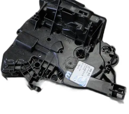 Volkswagen Polo VI Front door lock