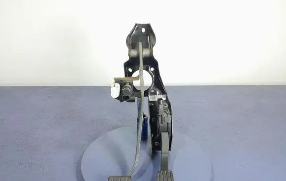 Accelerator throttle pedal