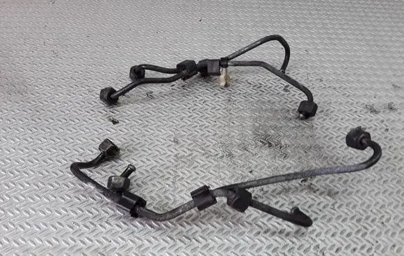 Fuel injector supply line/pipe
